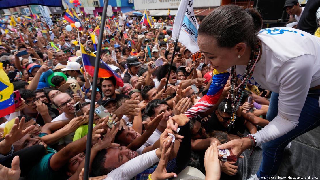 Maria Corina Machado, inhabilitada por las autoridades afines al oficialismo, ha sido la protagonista de la campaña opositora venezolana. Maria Corina Machado, inhabilitada por las autoridades afines al oficialismo, ha sido la protagonista de la campaña opositora venezolana.