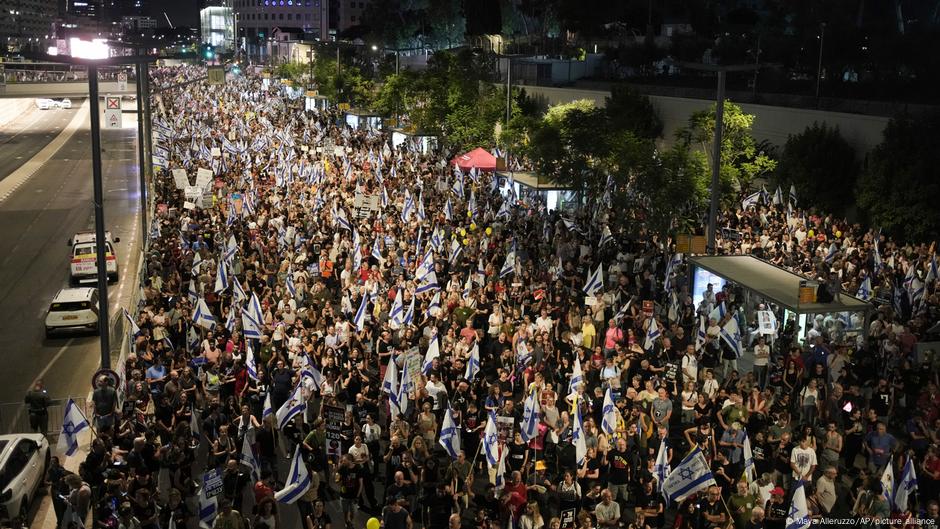U Izraelu se redovno odravaju protesti na kojima ljudi traže veći angažan vlade Benjamina Netanjahua za oslobadjanje talaca