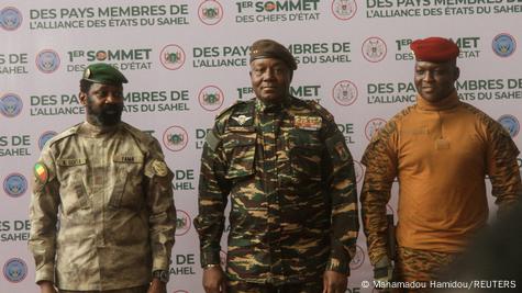 Les dirigeants du Mali Assimi Goita, du Niger, le général Abdourahamane Tiani et du Burkina Faso, le capitaine Ibrahim Traore, posent en tenue militaire Les dirigeants du Mali Assimi Goita, du Niger, le général Abdourahamane Tiani et du Burkina Faso, le capitaine Ibrahim Traore, posent en tenue militaire