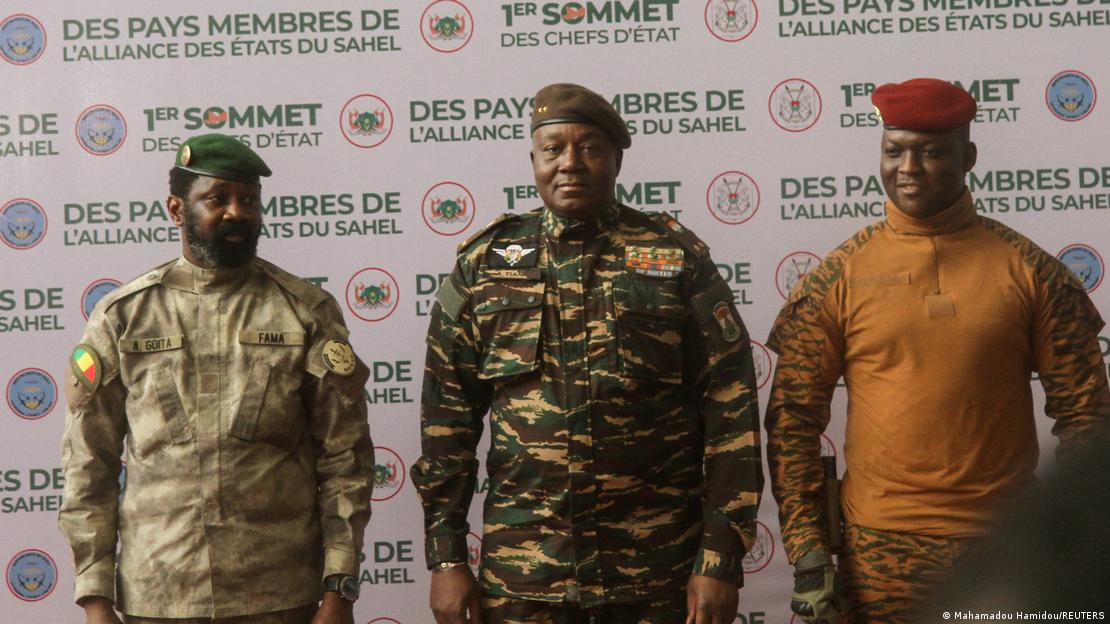 Les chefs des transitions Assimi Goïta (Mali), Abdourahamane Tiani (Niger) et Ibrahim Traoré (Burkina Faso) posent pour les photographes lors du premier sommet ordinaire des dirigeants de l'Alliance des Etats du Sahel (AES) à Niamey, au Niger, le 6 juillet 2024 Les chefs des transitions Assimi Goïta (Mali), Abdourahamane Tiani (Niger) et Ibrahim Traoré (Burkina Faso) posent pour les photographes lors du premier sommet ordinaire des dirigeants de l'Alliance des Etats du Sahel (AES) à Niamey, au Niger, le 6 juillet 2024