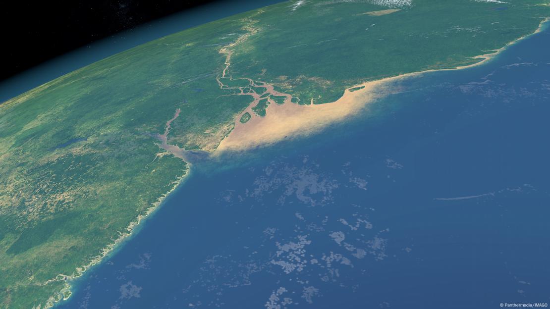 Foz do Amazonas vista por satélite, com parte da circunferência da Terra