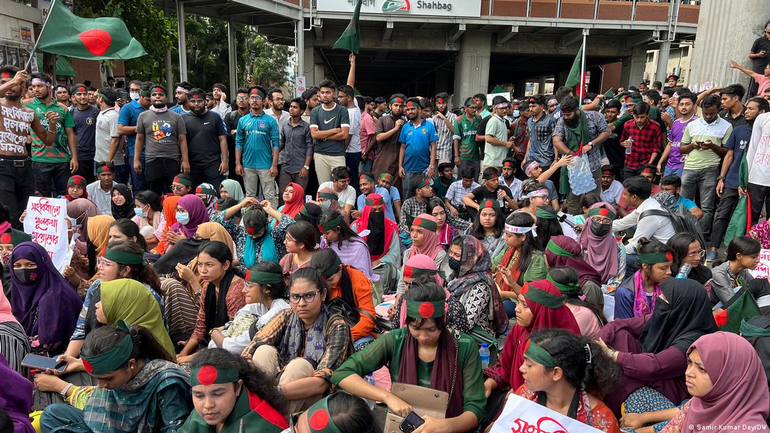 কোটাবিরোধী আন্দোলনে ঢাকায় নারীদের জমায়েত