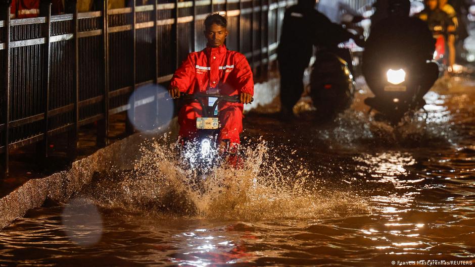 Indien: Monsunregen peitscht Mumbai und stört den Reiseverkehr