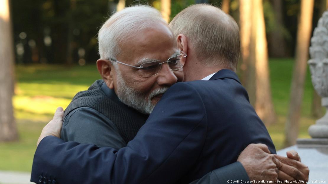 Narendra Modi und Wladimir Putin umarmen sich