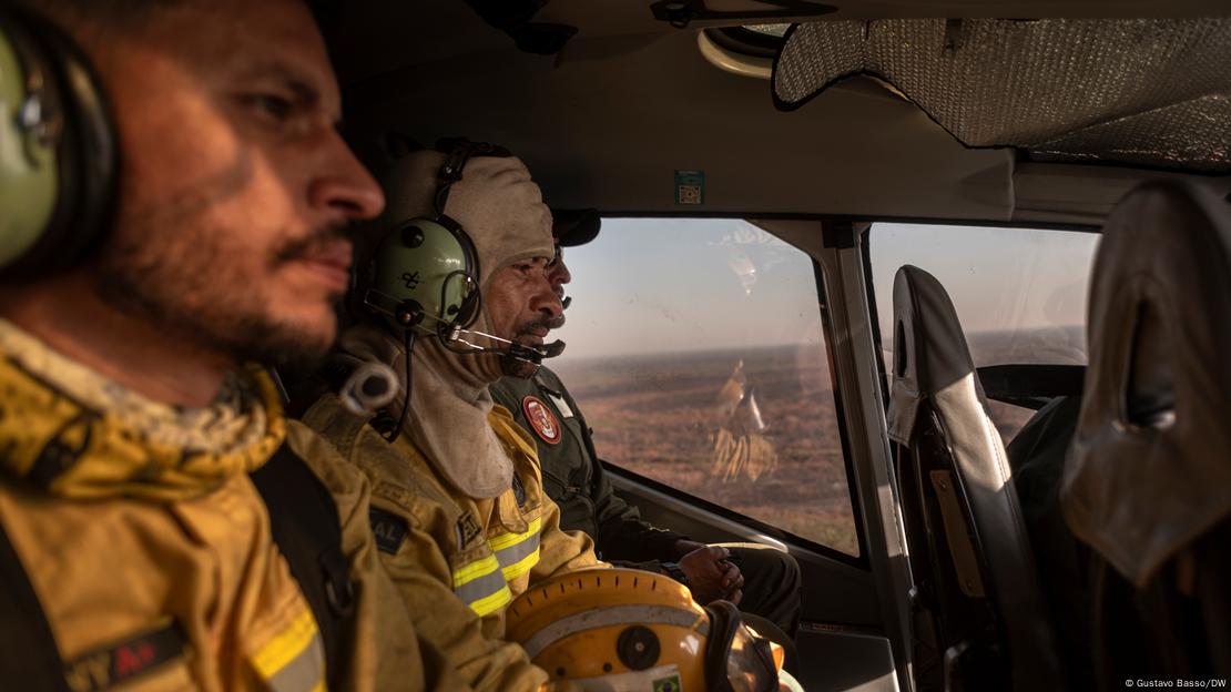 Brigadistas dentro de helicóptero