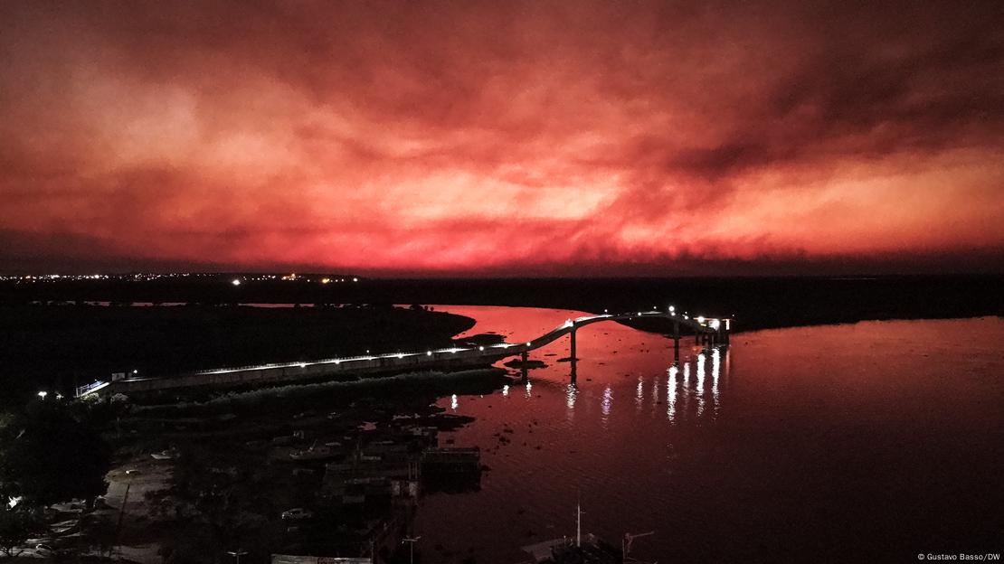 Vista de ponte em Corumbá, ao fundo céu vermelho devido a incêndios