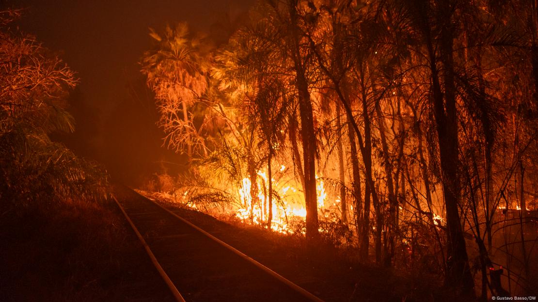 Fogo próximo a trilho de trem