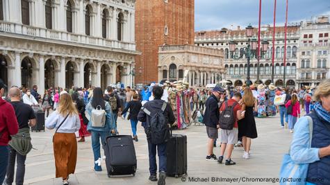 Kjo fotografi simbolike tregon turizmin masiv në qytetin lagunë. Anë e mbanë turma njerëzish nga të hedhësh sytë në Venecia.