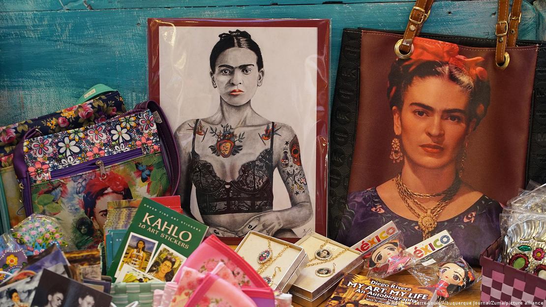 Τσάντες, κοσμήματα, περιοδικά με τη Φρίντα Κάλο 