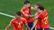 Dani Olmo, da Espanha, celebra com os colegas de equipa depois de marcar o segundo golo da sua equipa durante um jogo das meias-finais Dani Olmo, da Espanha, celebra com os colegas de equipa depois de marcar o segundo golo da sua equipa durante um jogo das meias-finais