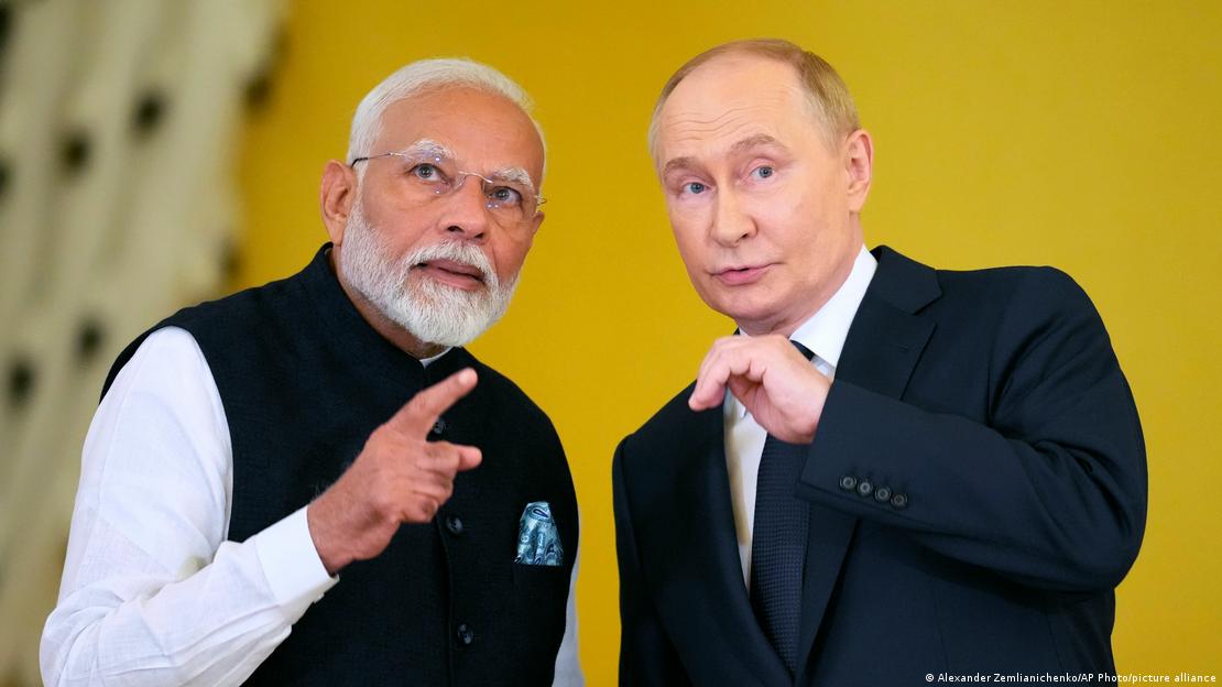 Los líderes de India y Rusia conversan en Moscú, en julio de 2024.
