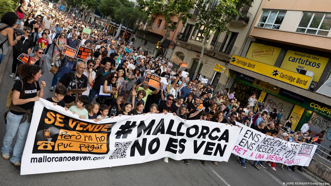 Protestues në Palma de Mallorca kundër turizmit masiv me parrullën: Mallorca nuk është për t'u shitur"