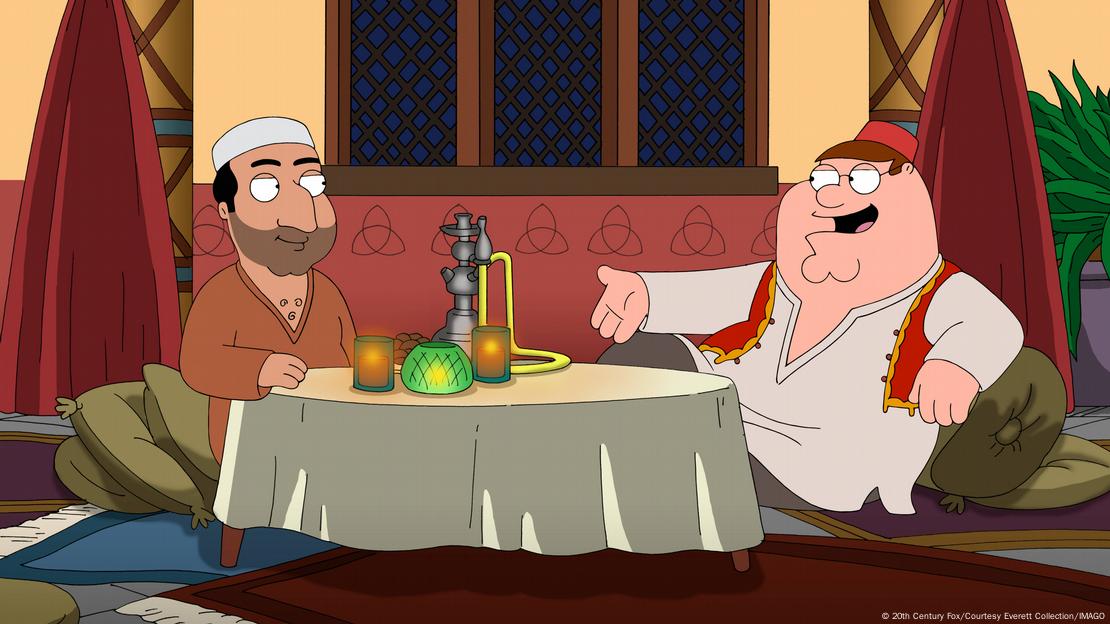 Mahmiud y Peter griffin, sentados a la mesa, en un episodio de Padre de Familia.