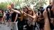 Foto de personas que protestan contra turistas con pistolas de agua en Barcelona.