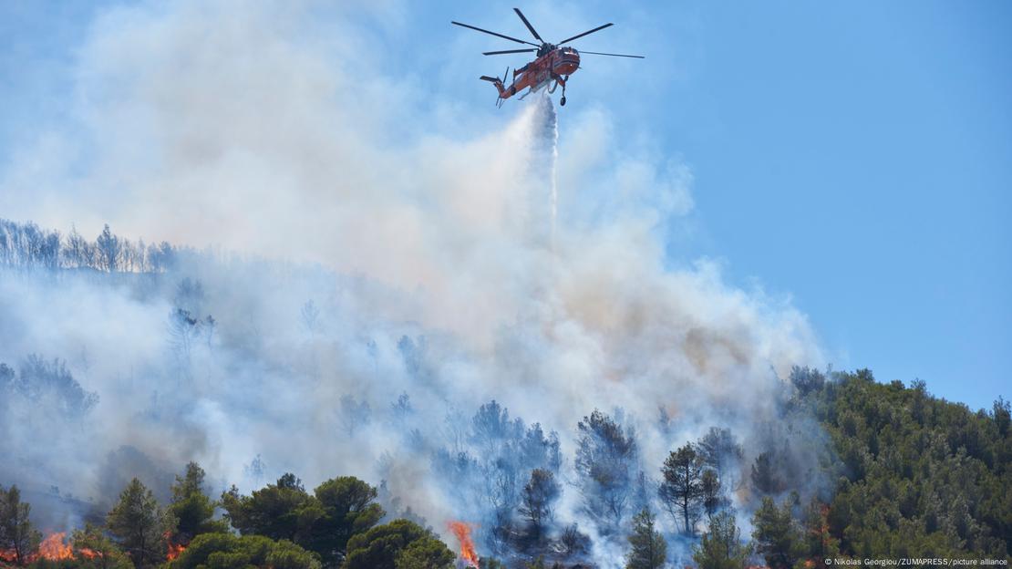 Ελικόπτερο της πυροσβεστικής επιχειρεί κατάσβεση πυρκαγιάς στην Κερατέα