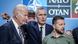 Joe Biden, presidente de EEUU, Jens Stoltenberg, secretario general de la OTAN, y Volodimir Zelenski, presidente de Ucrania, en primer plano, muy cerca entre sí. Al fondo, se lee