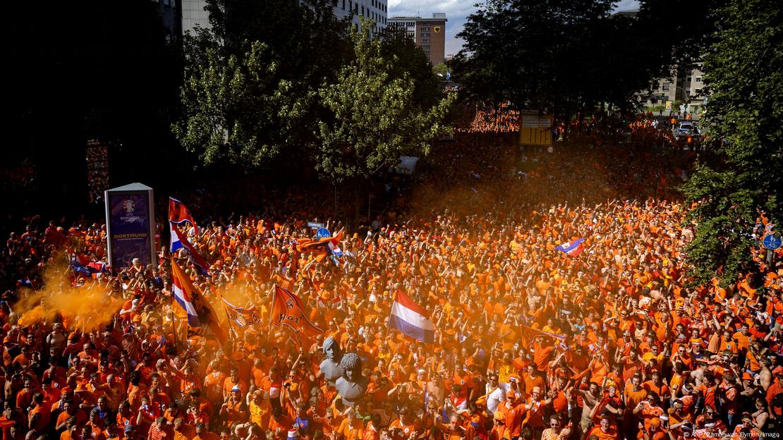 Niederländische Fans drängen sich in Dortmund auf dem Weg zum Halbfinale der EM 2024