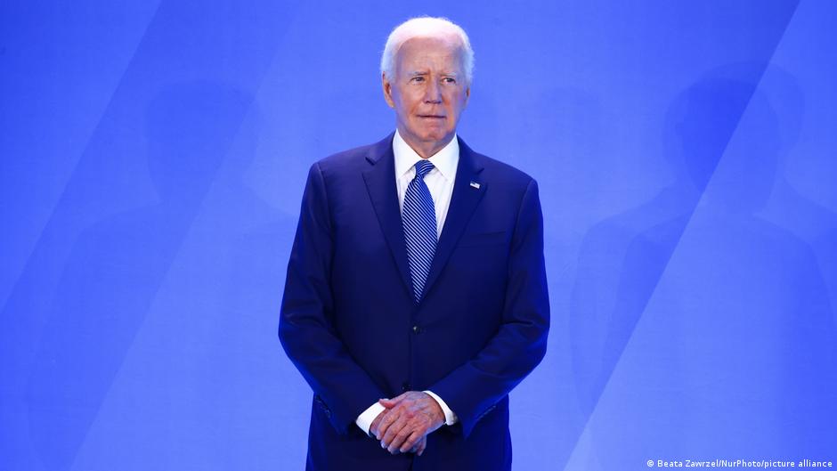 さらに多くの民主党員がバイデンに退陣を求める – DW – 2024年7月11日