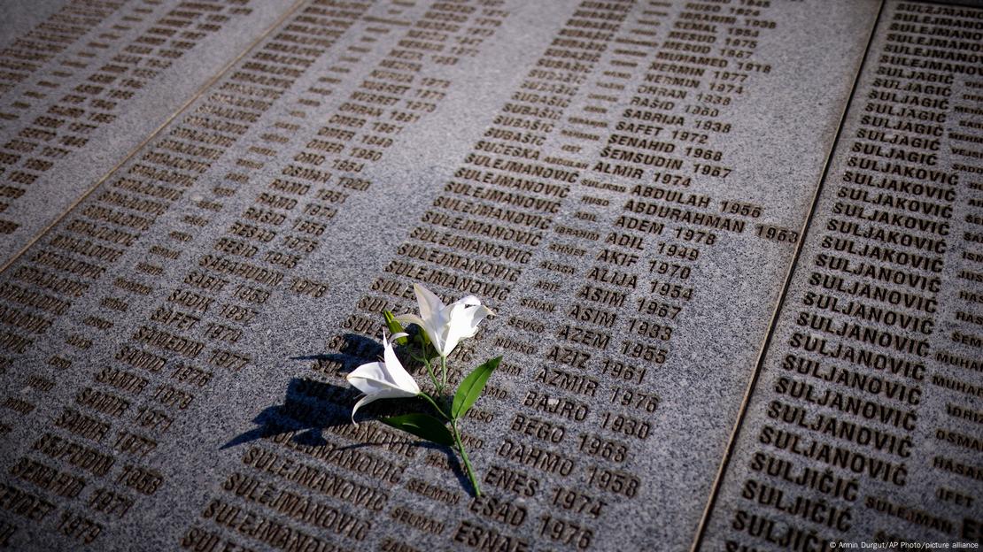 Spomen ploča sa imenima žrtava u Potočarima Spomen ploča sa imenima žrtava u Potočarima