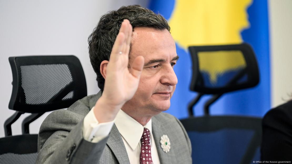 Kryeministri i Kosovës, Kurti duke ngritur dorën
