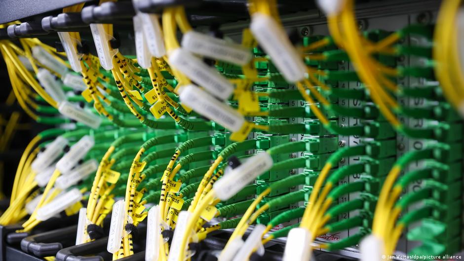 شبكات كابلات أرضية تربط الخليج بأوروبا.. ”خط حرير” للإنترنت؟ – DW – 2025/12/8