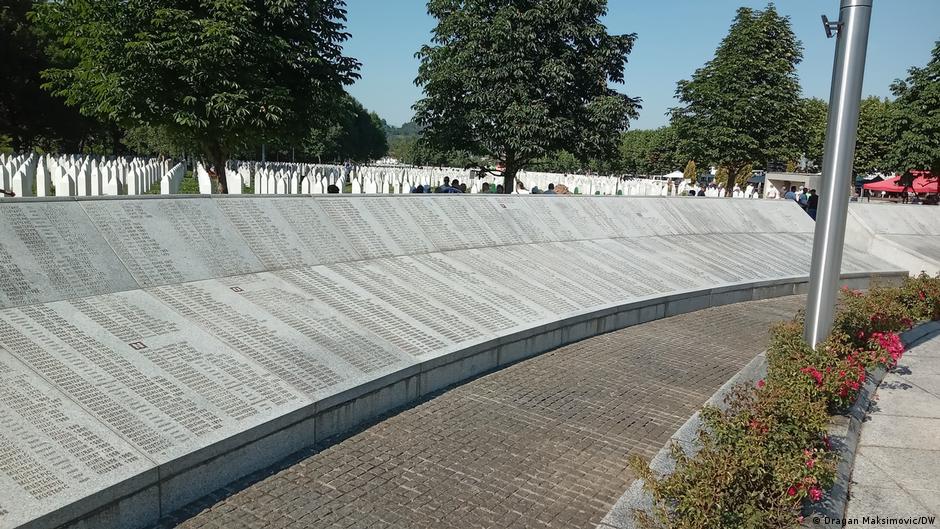 Memorijalni centar Potočari: imena ubijenih uklesana u dugačko kameno postolje u obliku luka