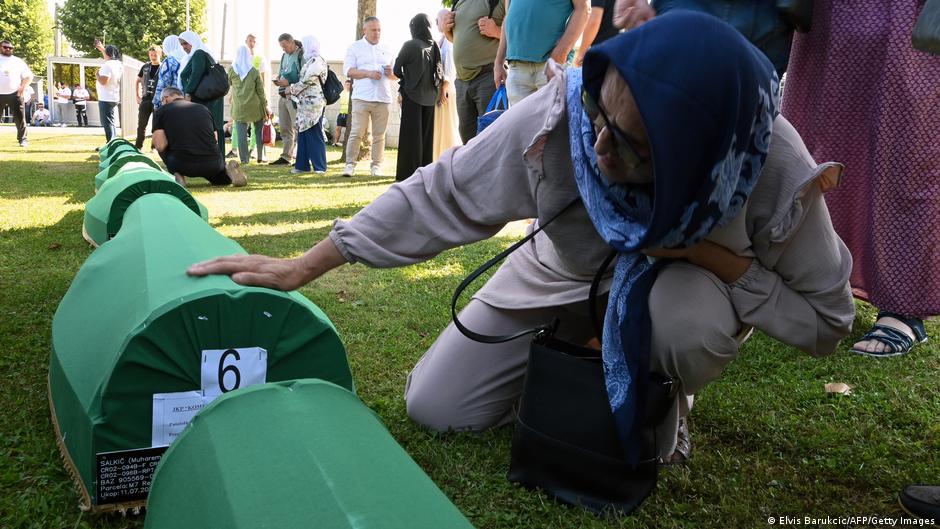 Jedna žena s rukom na tabutu: kovčegu sa kostima jedne od 14 žrtava koje su ukopane ovog 11. jula 2024.