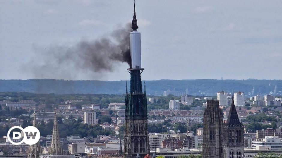 France: Spire of Rouen Cathedral in flames – DW – 07/11/2024