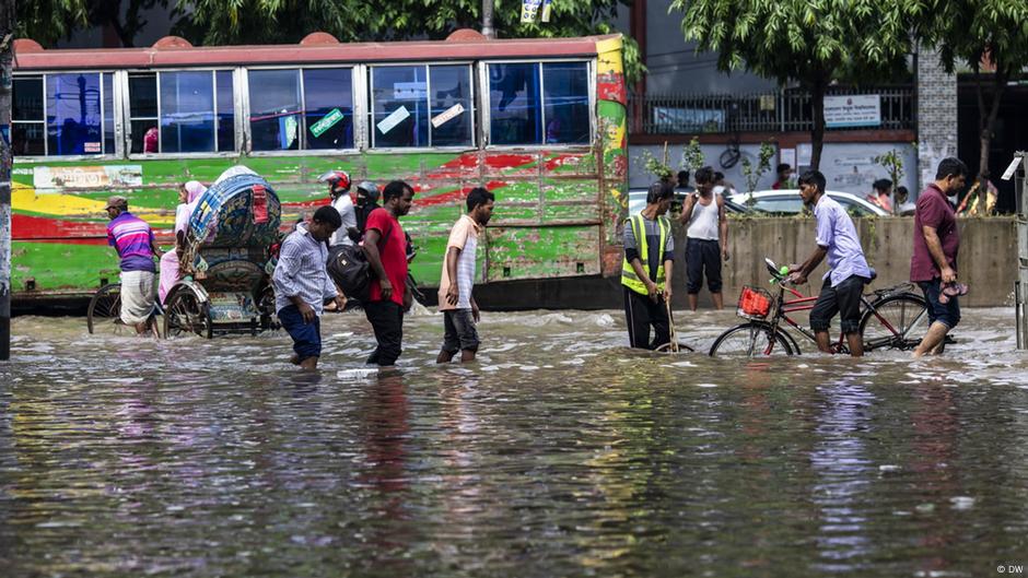 দক্ষিণ এশিয়া: ঢাকায় প্রবল বৃষ্টি, রাস্তায় পানি