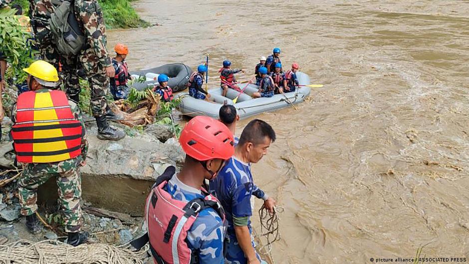 Nepal: Rescuers losing hope of finding landslide survivors