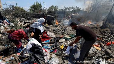 آثار قصف طال مخيم المواصي جنوبي قطاع غزة، 13 يوليو/ تموز عام 2024