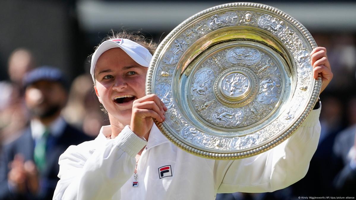 Wimbledon: Krejcikova beats Paolini in Ladies' Singles final – DW – 07 ...