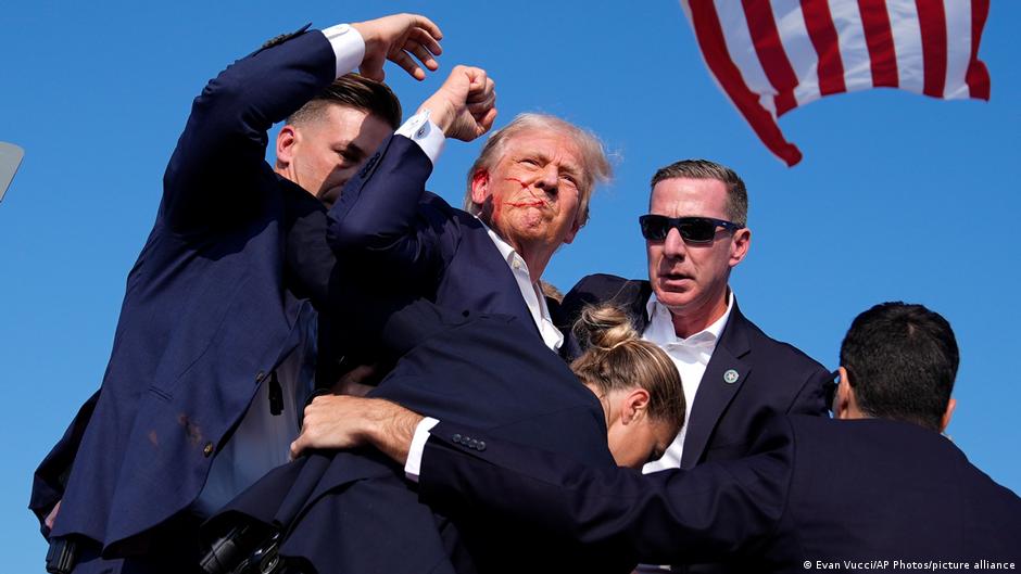 Donald Tramp sa obezbeđenjem neposredno nakon atentata 13. jula u Pensilvaniji