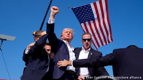 Die gestreckte Faust: Trumps ikonische Geste