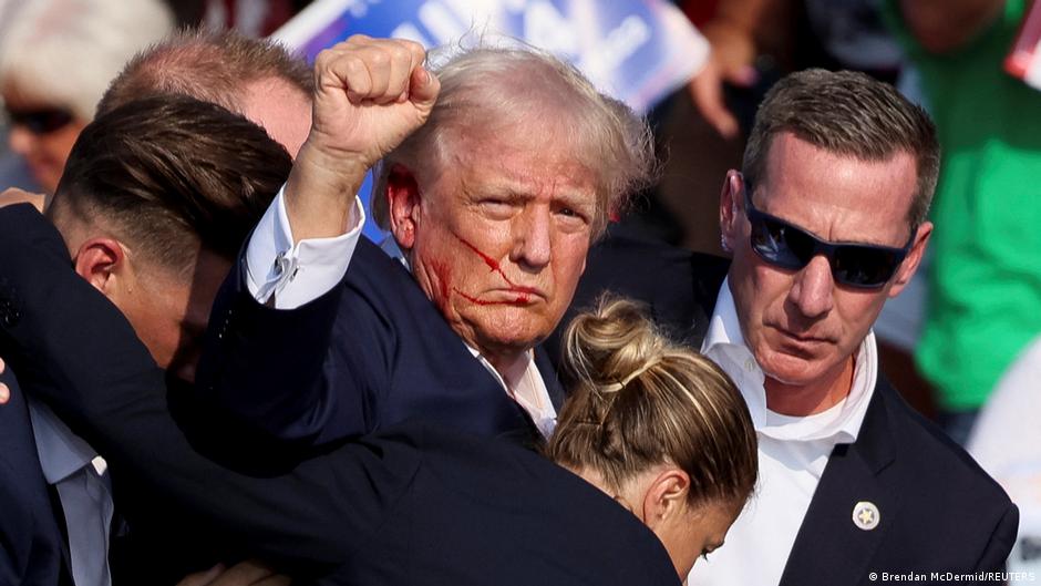 Donald Tramp neposredno nakon što je pogođen u uho