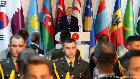Presidenti Recep Tayyip Erdogan flet në një tubim para shumë flamujve Presidenti Recep Tayyip Erdogan flet në një tubim para shumë flamujve