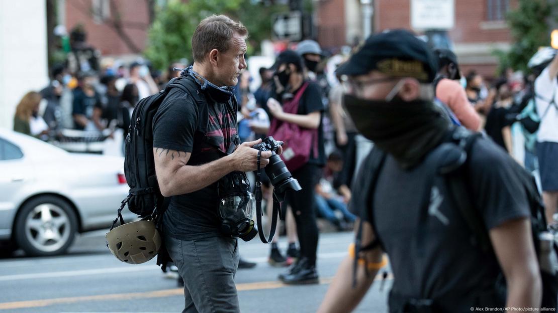 Vucci, con sus cámaras y un casco colgando de su mochila, en medio de los manifestantes.