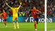 Goleiro da Inglaterra levanta as mãos em sinal de frustração. Atrás dele corre o jogador da seleção espanhola Mikel Oyarzabal, que acabou de marcar um gol Goleiro da Inglaterra levanta as mãos em sinal de frustração. Atrás dele corre o jogador da seleção espanhola Mikel Oyarzabal, que acabou de marcar um gol