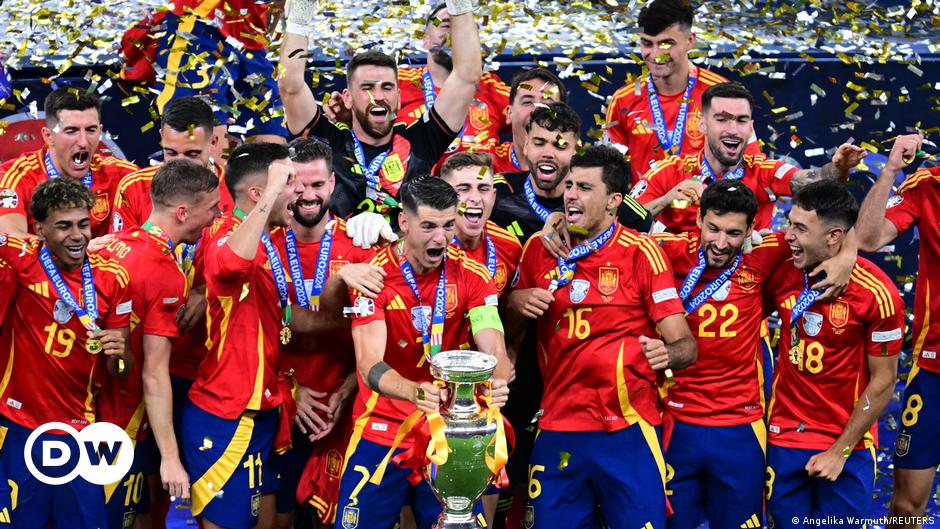 Spain strikes late and defeats England 2-1 in the final – DW – 14.07.2024