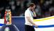 Gareth Southgate läuft nach dem verlorenen EM-Finale mit enttäuschter Miene am EM-Pokal vorbei Gareth Southgate läuft nach dem verlorenen EM-Finale mit enttäuschter Miene am EM-Pokal vorbei