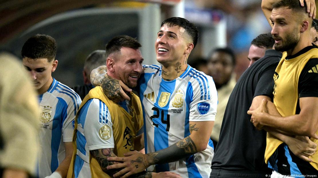 Con ayuda de jugadores más jóvenes, Lionel Messi (de amarillo al centro) irá con todo por lo que podría ser el último gran título de su carrera: el bicampeonato mundial.