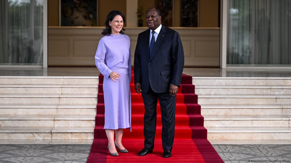 La ministre allemande des Affaires Etrangères, Annalena Baerbock à Abidjan le 16 juillet 2024 en compagnie du président ivoirien, Alassane Ouattara.