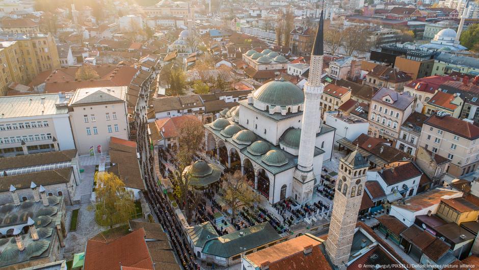 Gazi Husrev-begova džamija u Sarajevu izgrađena je 1530/31. godine i jedna je od najvećih i najstarijih džamija u BiH