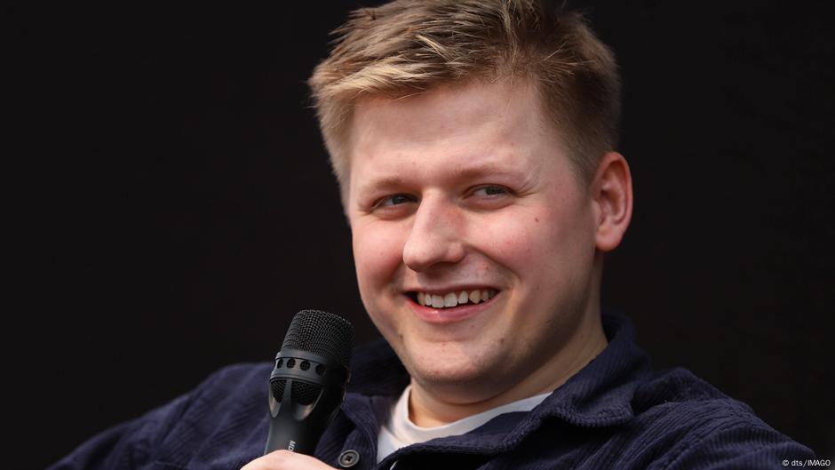 Germany: Comedian 'El Hotzo' acquitted over Trump posts DW 07/23/2025