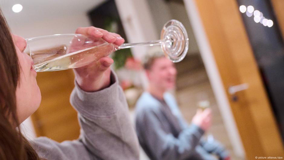 Čaša šampanjca na žurci često je prvi kontakt mladih sa alkoholom