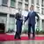 Njemački kancelar Olaf Scholz gleda u predsjednika Srbije Aleksandra Vučića, koji stoji s raširenim rukama