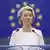 EU-Kommissionspräsidentin Ursula von der Leyen steht vor einer EU-Flagge