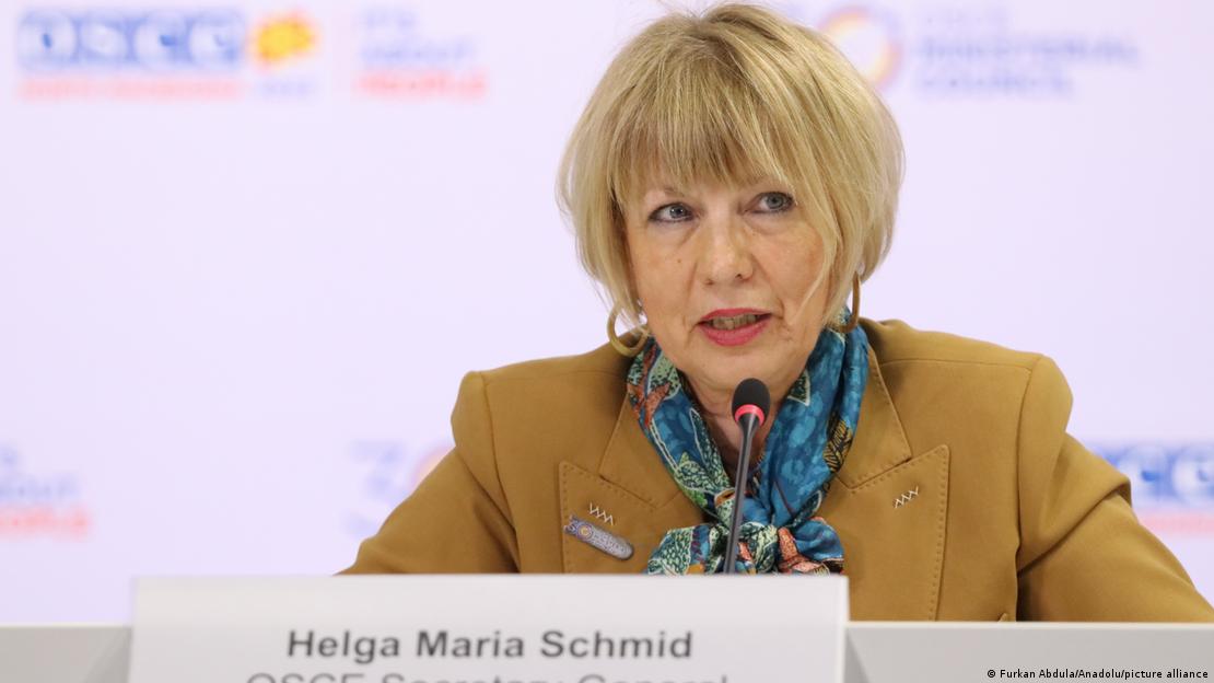 Porträt der deutschen Diplomatin Helga Schmid, die vor einem Mikrofon sitzt