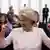 Eine gute gelaunte Ursula von der Leyen mit geballten Fäusten im EU-Parlament