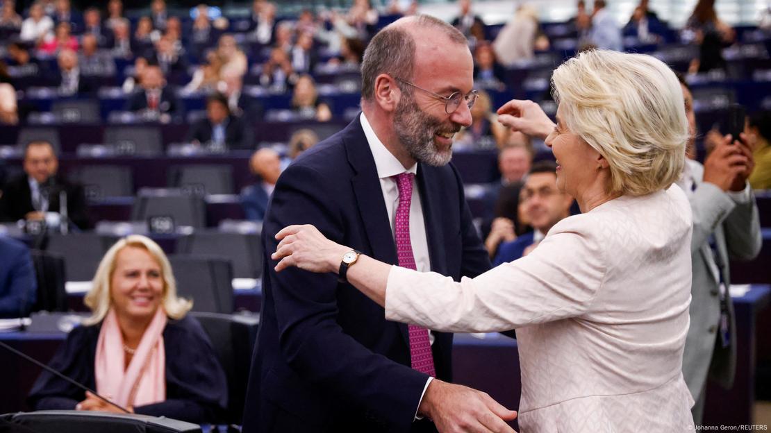 Ursula von der Leyen dhe Manfred Weber gati për t'u përqafuar pas zgjedhjes së von der Leyen në krye të KE